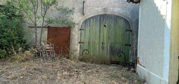 Maison et dépendances dans le village de Jonquières