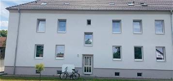 +++ Dachgeschosswohnung mit Einbauküche und Stellplatz in Burgwerben +++