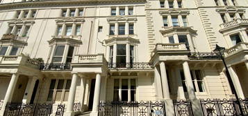 Flat to rent in 29 Palmeira Square, Hove BN3