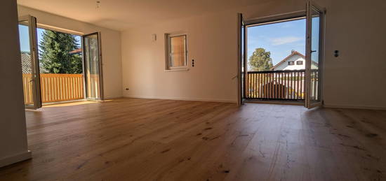 Neubau Erstbezug: Lichtdurchflutete 4-Zimmerwohnung mit 3 Balkonen und Panorama-Fenster.