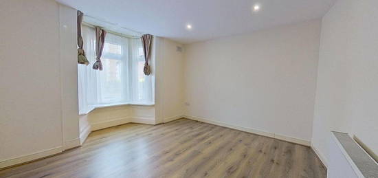 Flat to rent in Queens Road, Guildford GU1