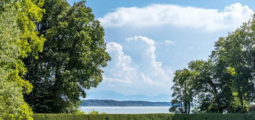 Schloss Possenhofen: Hochklassige Gartenwohnung mit Panorama-Seeblick