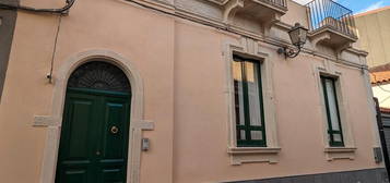 Aci catena centro - Casa singola con cortile