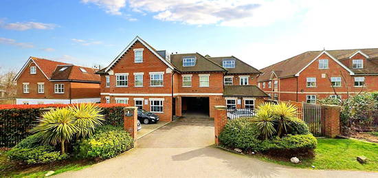 Flat to rent in William Court, Manor Road, Chigwell IG7