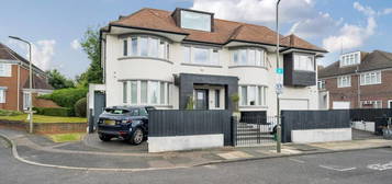 Detached house to rent in Fairholme Close, Finchley N3