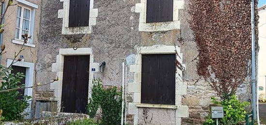 Jolie maison avec 2 chambres a 86250 Charroux