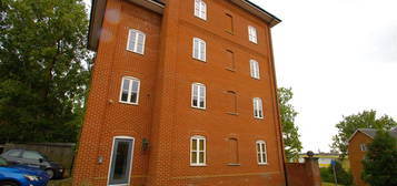 Flat to rent in Groves Close, Colchester CO4