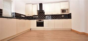 Flat to rent in The Approach, Rayleigh SS6
