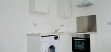 Flat to rent in Clarendon Road, Urmston, Manchester M41