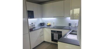 Flat to rent in Plough Road, London SW11