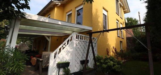 Einfamilienhaus mit Einliegerwohnung Terrasse sowie Garten