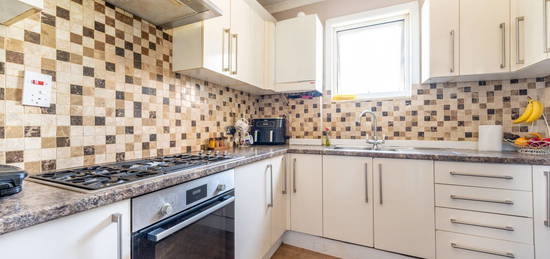 Flat for sale in Markhouse Road, Walthamstow, London E17