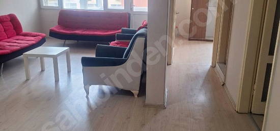 Kiralık üçyolda caddede asansörlü arakat bakımlı 2+1 daire