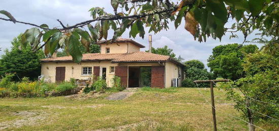 Maison traditionnelle implantée sur un joli parc arboré