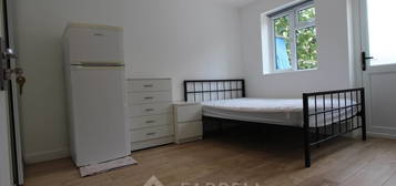 Room to rent in Frithville Gardens, Shepherds Bush W12