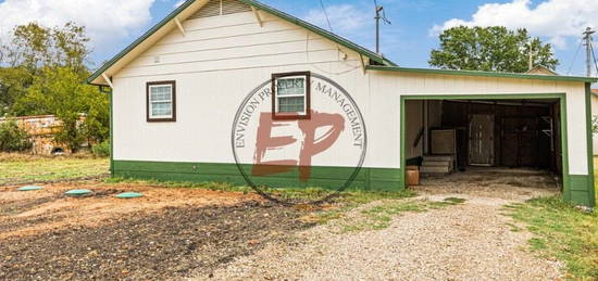 107 W Commerce St, Leroy, TX 76654