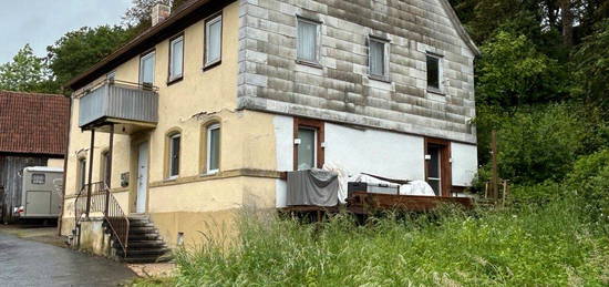 Bauernhaus mit Scheune und Carport (sanierungsbedürftig)