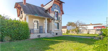 Centre ville belle maison des année 30 avec 3 chambres et garage