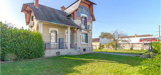 Centre ville belle maison des année 30 avec 3 chambres et garage