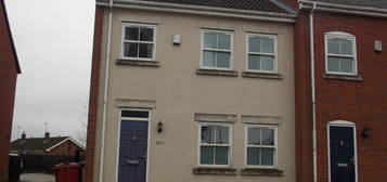 3 bedroom semi-detached house to rent