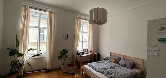 NACHMIETE GESUCHT: Für schön renovierte 99m² 3 Zimmer-Wohnung im 9. Bezirk (WG geeignet)