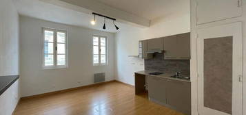 A vendre 2 appartements plus 1 magasin en plain centre ville de libourne