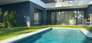 Moradia Isolada 220m2 I T4 I 3 SUITES Piscina SAL I Garagem e parqueamento I Amora 
Excelentes acabamentos de qualidade superior!