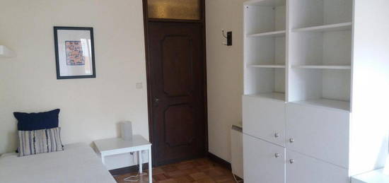 220354 - Quarto com cama solteiro, varanda...