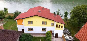 Generationenwohnhaus direkt an der Donau, mit 3 Wohnungen, Garten und Pool, nur 1 Autostunde von Wien