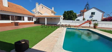 Moradia isolada T5, arquitetura tradicional com piscina - Quintinhas - Charneca da Caparica