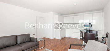 Flat to rent in Wandsworth Road, Nine Elms Point SW8