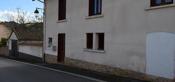 Maison dans un village  de caractère au calme.