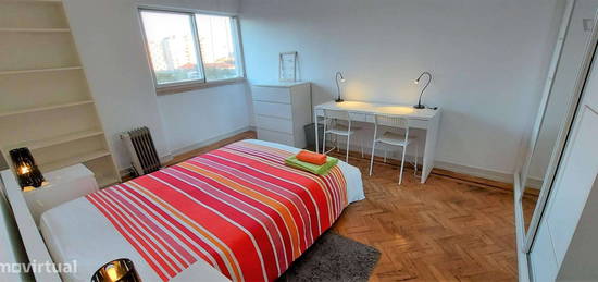 724990 - Quarto com cama de casal em...