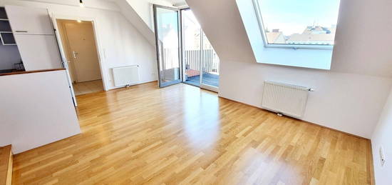 Neuer Preis! WOW! Stylisch Wohnen im Dachgeschoss! Hofseitiger West-Balkon + Perfekte Raumaufteilung + Perfekte Infrastruktur + Ruhige Seitengasse + Toller Fernblick!