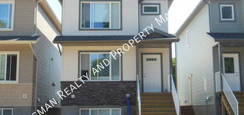 1233B Royal St, Regina, SK S4T 5A7