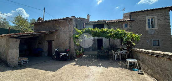 CASA SEMINDIPENDENTE A VITERBO