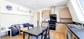 Flat to rent in Camden Road, Holloway N7