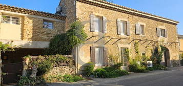 Maison de caractère avec cour et grand garage au cœur d'un village provençal - EXCLUSIVITE