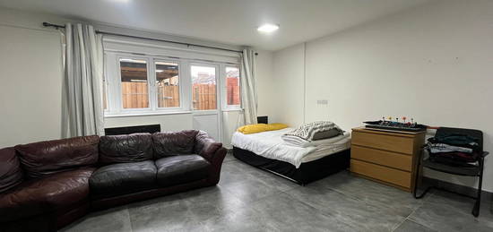 Studio to rent in Turnpike Lane, London N8