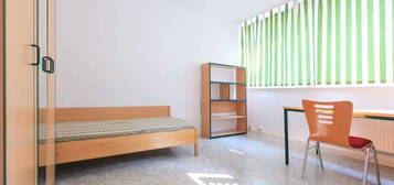 Ein möbliertes Zimmer im Studentenwohnheim.