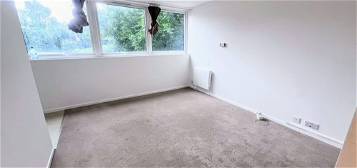 Flat to rent in Forest Court, Holden Avenue, London N12