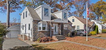 52 6th Ave, Hawthorne, NJ 07506