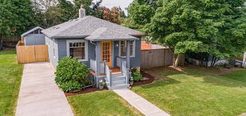 5232 NE Halsey St, Portland, OR 97213