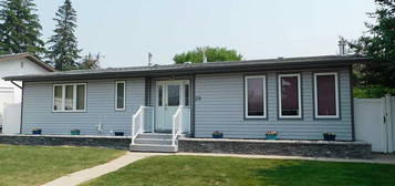 39 Westbrook Cres W, Brooks, AB T1R 0B9