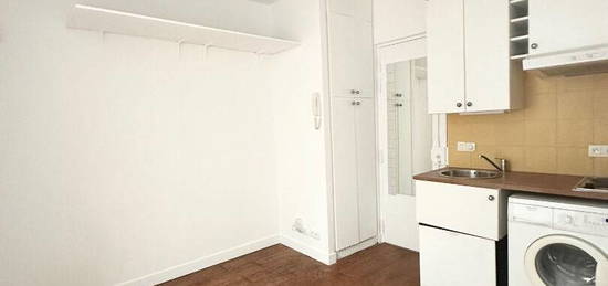 PARIS 20 - RUE LESAGE - STUDIO 18.05m² + ESPACE EXTERIEUR.