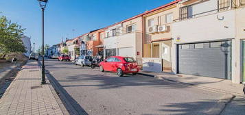 Casa adosada en calle Doctor Azpitarte en Ogíjares