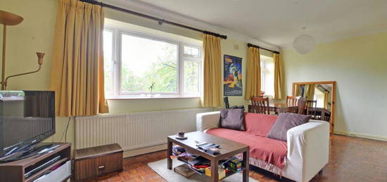 Flat to rent in The Fentons, Vanbrugh Park Road, Blackheath SE3