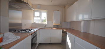 Flat to rent in Longwood Gardens, Ilford IG5