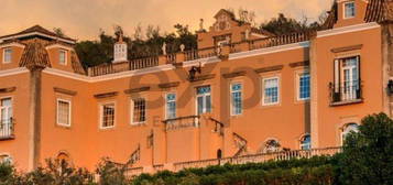 Palacete histórico de luxo: Joia de 1920 com piscina e mobília incluíd