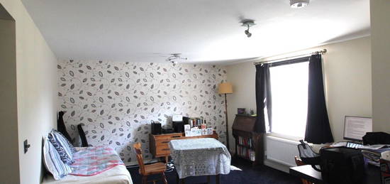 Flat to rent in Thatcham Avenue, Kingsway, Gloucester, Gloucestershire GL2